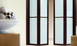 Складные межкомнатные двери: особенности конструкции и преимущества