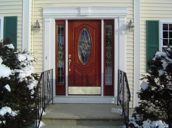 Входные двери для частного дома и квартиры: главные отличия